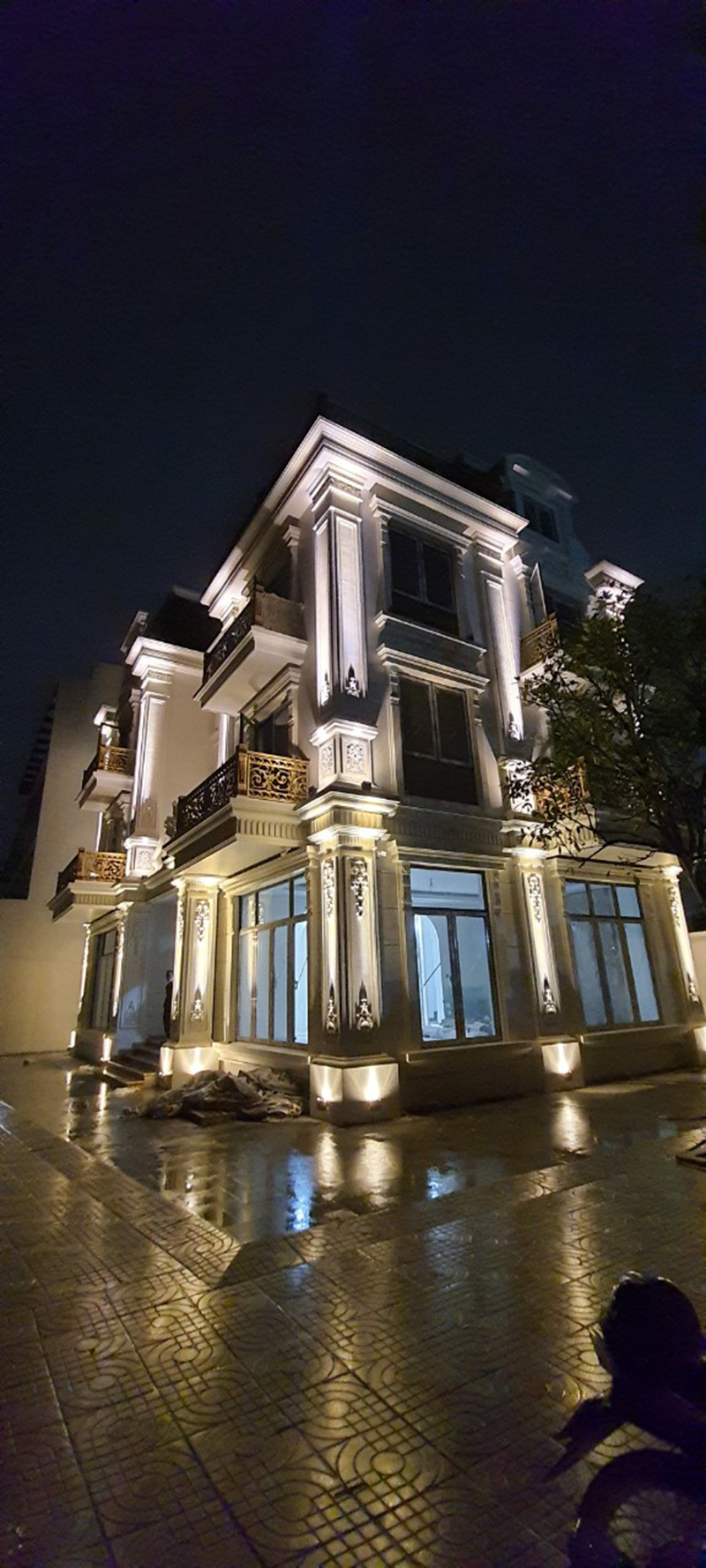 Đèn chiếu sáng mặt tiền giúp nâng cao tính thẩm mỹ cho công trình 