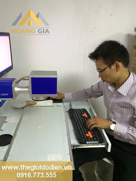 Đèn led panel tấm đang được in thương hiệu tại nhà máy sản xuất đèn led TLC Lighting - Hà Nội