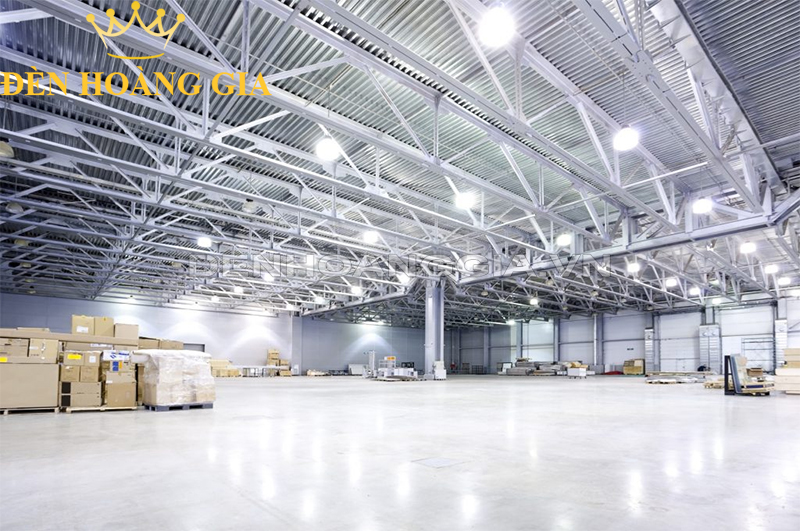 Đèn led chiếu sáng kho xưởng có hiệu suất quang cao từ 100-150 lum/w