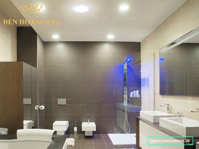 Đèn led chiếu sáng nhà vệ sinh sang trọng, hiện đại