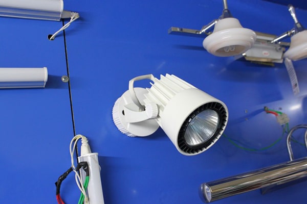 Điểm khác biệt giữa đèn ray trượt led và đèn chiếu điểm đế ngồi
