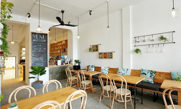 Quán cafe ấn tượng với chiếu sáng đèn rọi thanh ray