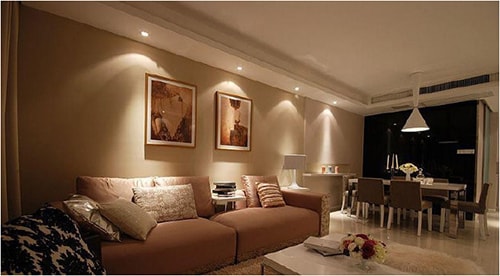 Đèn led âm trần chiếu rọi tạo điểm nhấn ấn tượng cho các tác phẩm nghệ thuật