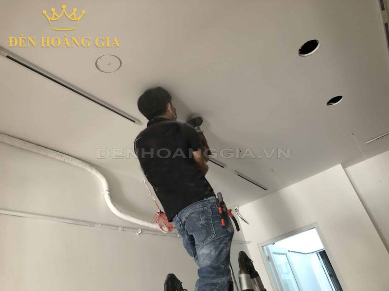 Tạo lỗ khoét lắp đèn led âm trần downlight