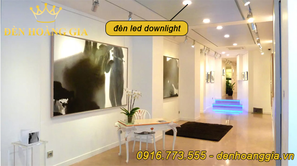 Phòng triển lãm sử dụng ánh sáng vàng cho toàn bộ không gian