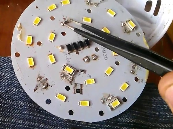 Chip led bị cháy Chip led bị cháy