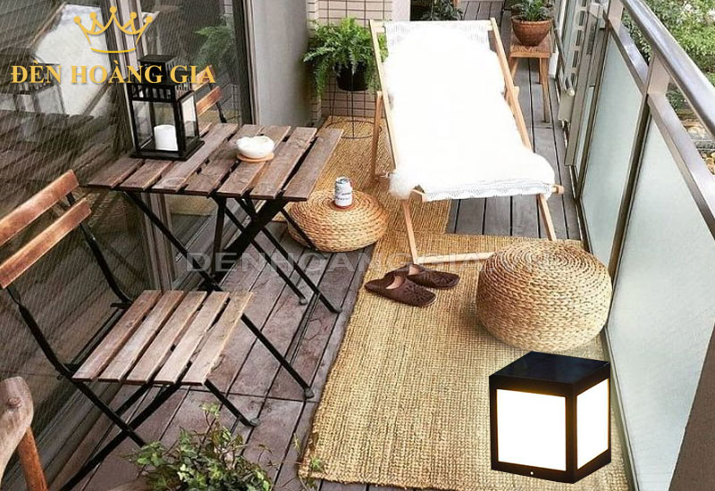 Trang trí ban công với đèn trụ cổng hiện đại