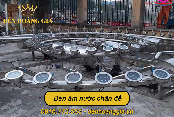 Đèn âm nước dạng đế được lắp cho các kiểu đài phun nước phao nổi