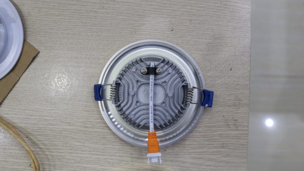 Đế tản nhiệt bằng nhôm và có nhiều đường gân nổi giúp đèn led âm trần mặt cong Nano Plast giải phóng nhiệt năng nhanh