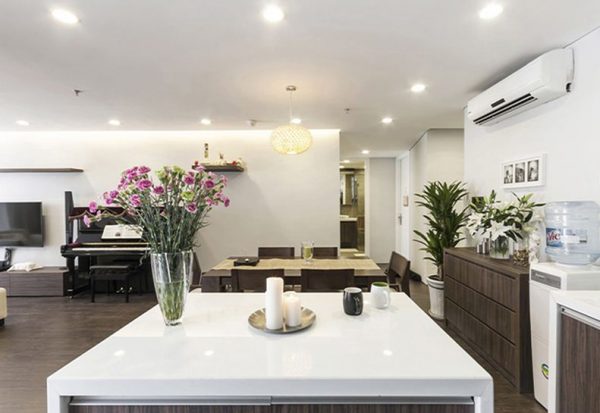 Phòng bếp chung cư dùng đèn led âm trần siêu mỏng nhìn từ phía bếp nấu ra