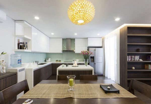 Phòng bếp chung cư nhìn từ phía bàn ăn vào