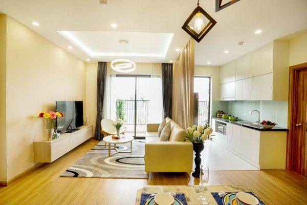 Phòng khách hiện đại với đèn led thả trần
