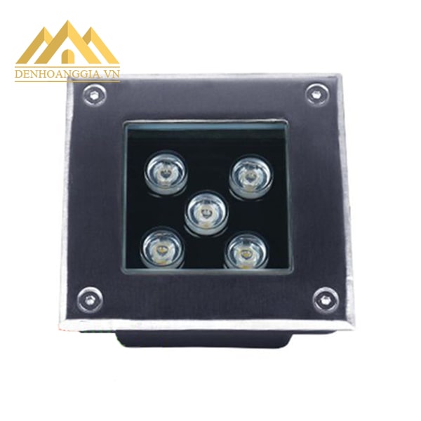 Bề mặt đèn âm sàn có độ sáng bóng cao, không bị hoen gỉ và chịu được các tác động như vật nặng đè lên hoặc xe cộ đi qua Bề mặt đèn âm sàn có độ sáng bóng cao, không bị hoen gỉ và chịu được các tác động như vật nặng đè lên hoặc xe cộ đi qua