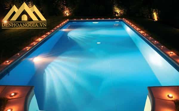 Đèn led bể bơi 18w được lắp đặt cho bể bơi ngoài trời trong các gia đình 