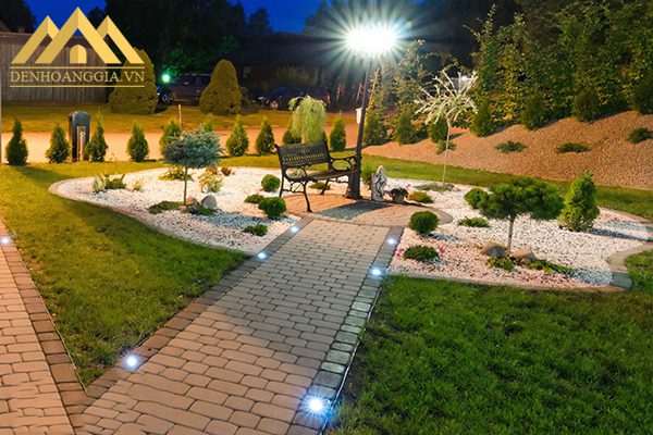 Lắp đặt đèn led âm đất 12w vuông chiếu sáng lối đi trong khu nghỉ dưỡng