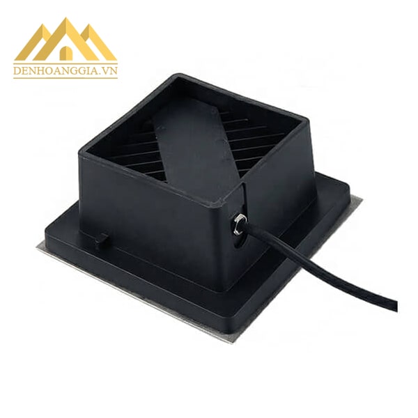 Đế tản nhiệt đa chiều của đèn âm sàn được bảo vệ bằng lớp nhựa cứng giúp đèn chống lại được các tác động bên ngoài môi trường Đế tản nhiệt đa chiều của đèn âm sàn được bảo vệ bằng lớp nhựa cứng giúp đèn chống lại được các tác động bên ngoài môi trường