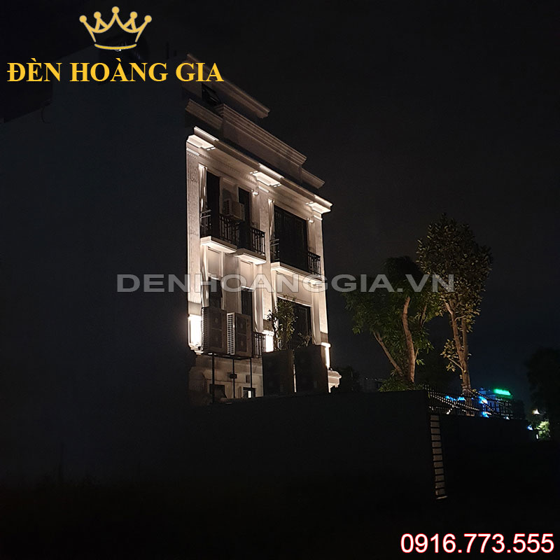 Căn nhà 3 tầng sử dụng đèn led chiếu cột ánh sáng tỏa