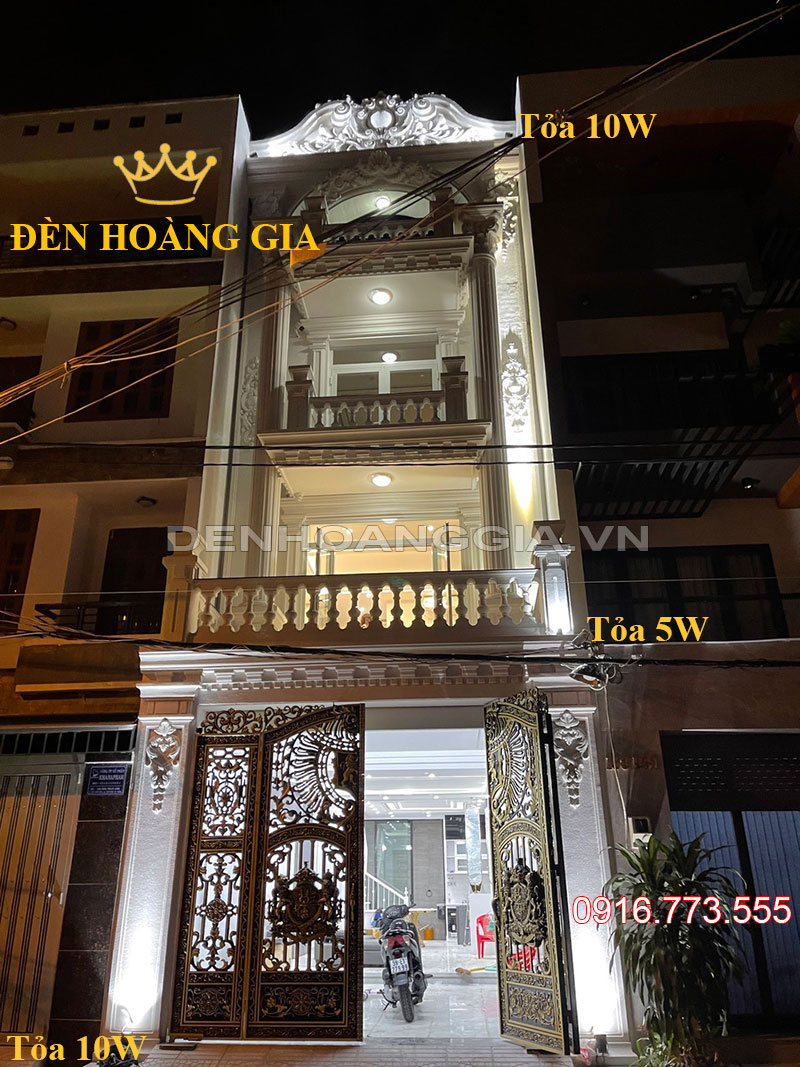 Đèn led chiếu tỏa ánh sáng trắng bên ngoài căn nhà.