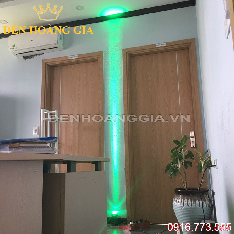 Đèn rọi cột ánh sáng xanh lá