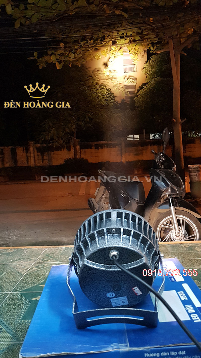 Đèn led rọi cột có thấu kính hội tụ tạo tia sáng hẹp nên có thể chiếu được rất xa