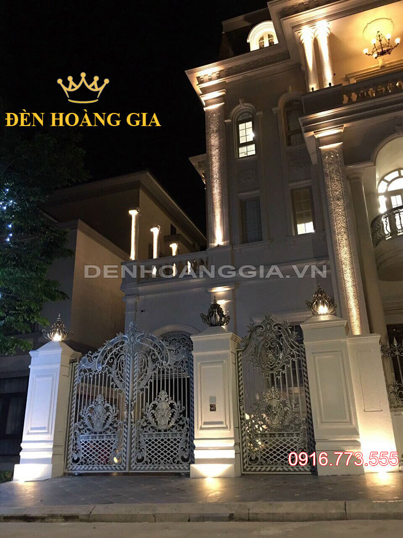 Ngoài đèn led rọi cột, dưới chân tường còn sử dụng thêm loại đèn âm đết để hắt các cột trụ cổng.