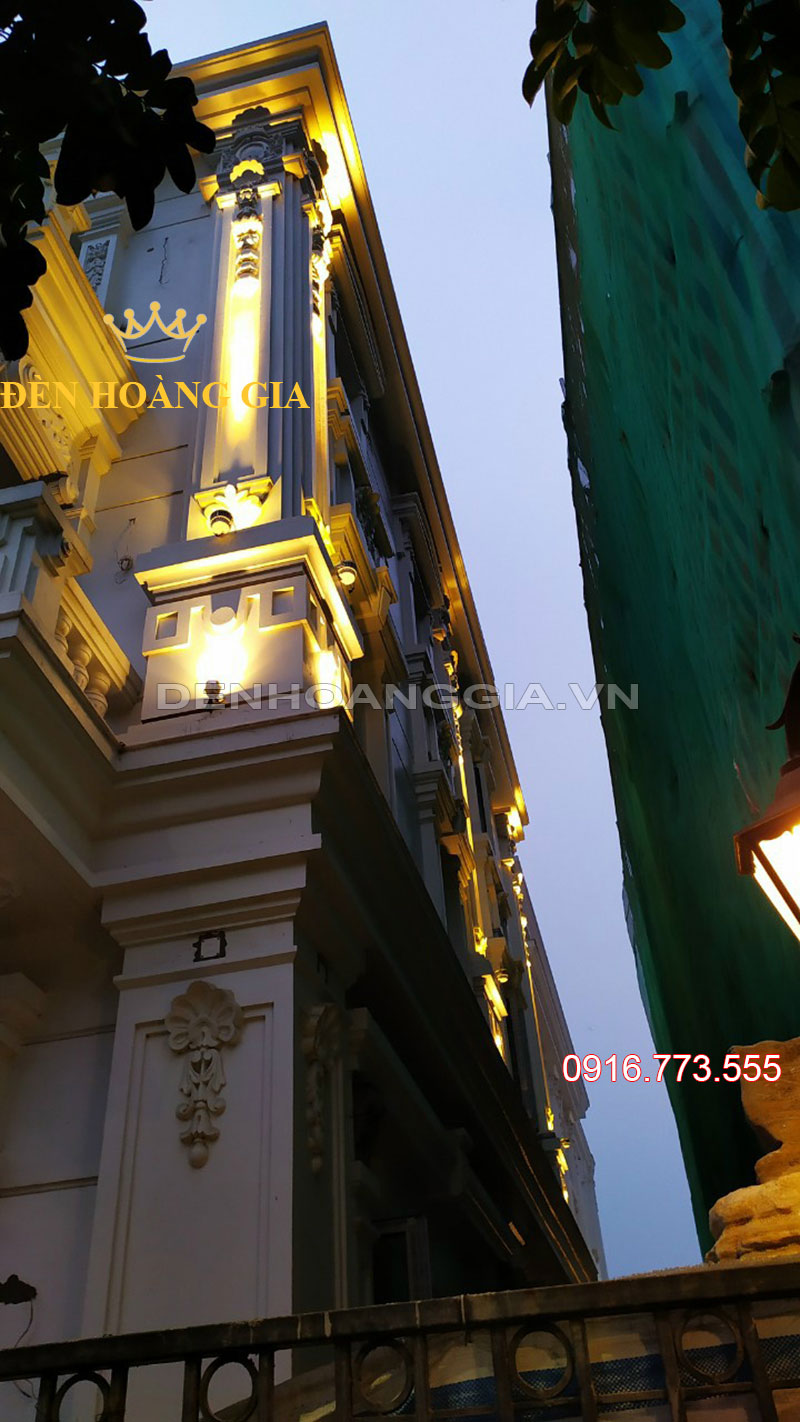 Với những trụ cột đắp chân đế lớn bắt buộc phải dùng 2 tầng đèn led rọi cột