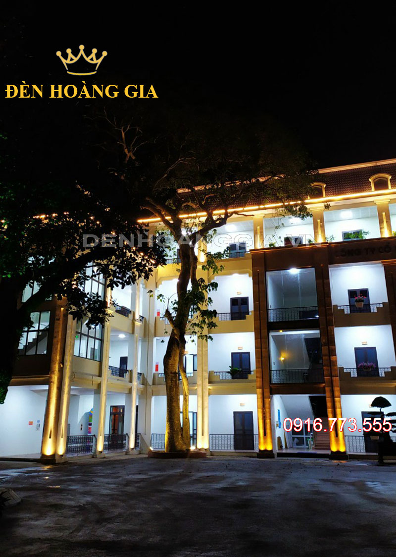 Đèn led rọi cột bên ngoài tòa nhà công vụ