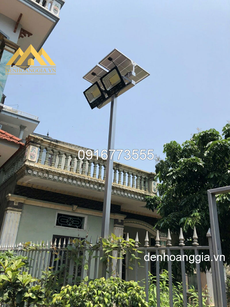 Đèn led pha 50w năng lượng mặt trời TLC chiếu sân nhà Đèn led pha 50w năng lượng mặt trời TLC chiếu sân nhà