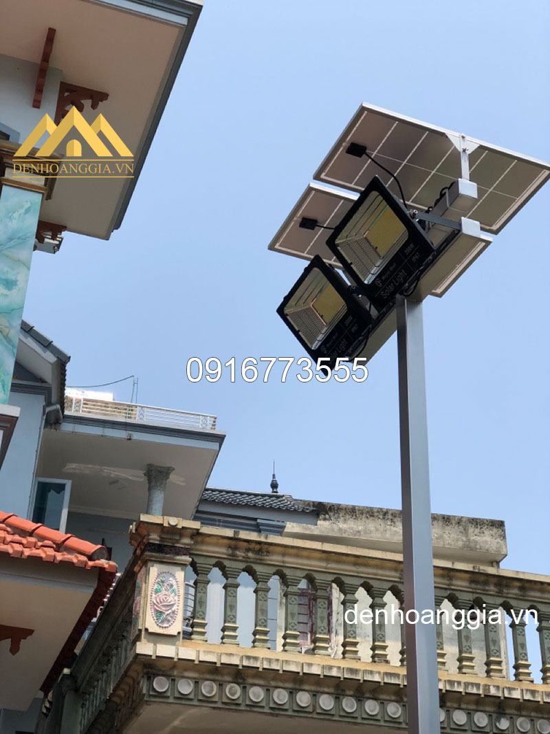 Đèn led pha solar light 30w TLC chiếu sáng sân vườn Đèn led pha solar light 30w TLC chiếu sáng sân vườn