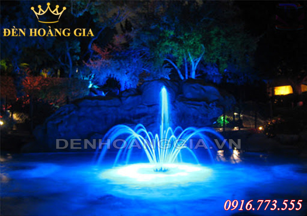 Đài phun nước tiểu cảnh trong đêm
