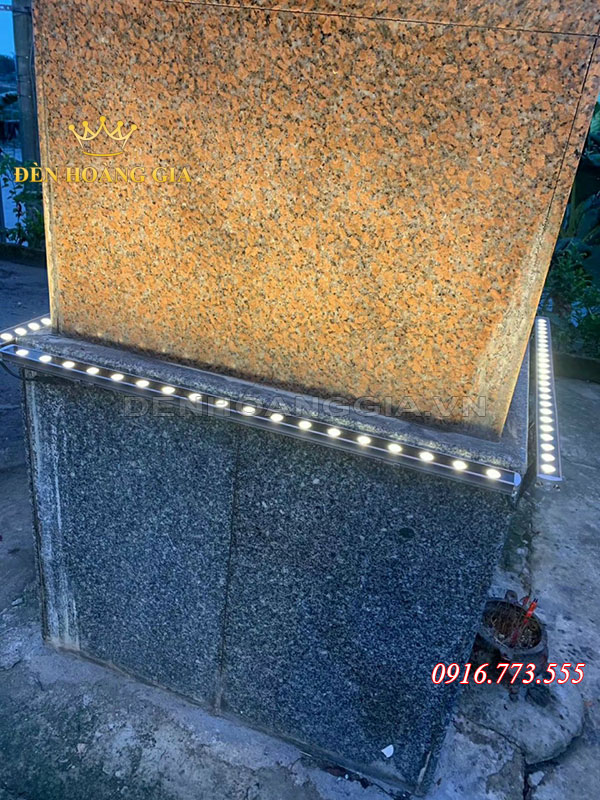 Sử dụng đèn led thanh chiếu hắt ngoài trời để chiếu sáng cho cột nhà
