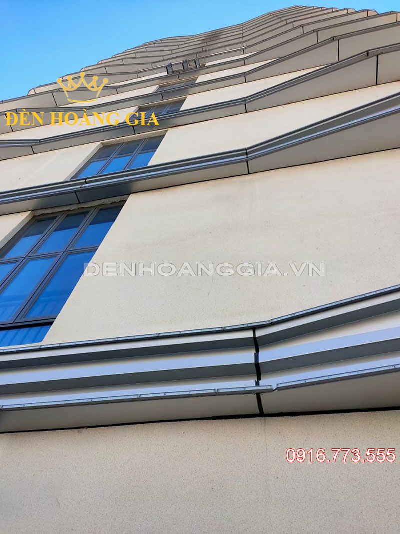 Đèn led thanh chiếu hắt ứng dùng gắn viền tòa nhà 
