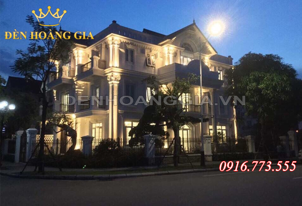 Căn biệt thự hiên ngang, tráng lệ giữa màn đêm