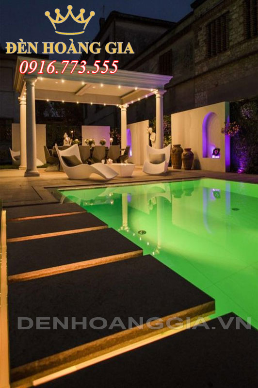 Ý tưởng trang trí hồ bơi với đèn đổi màu