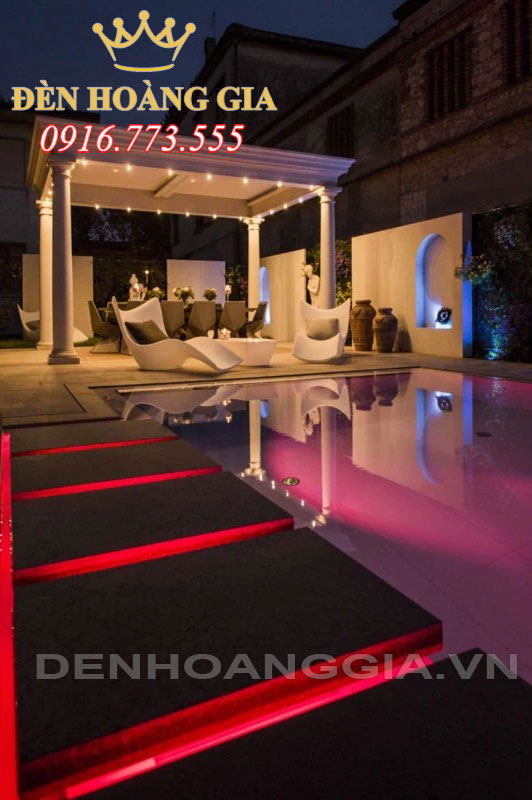 Ý tưởng trang trí hồ bơi với đèn đổi màu