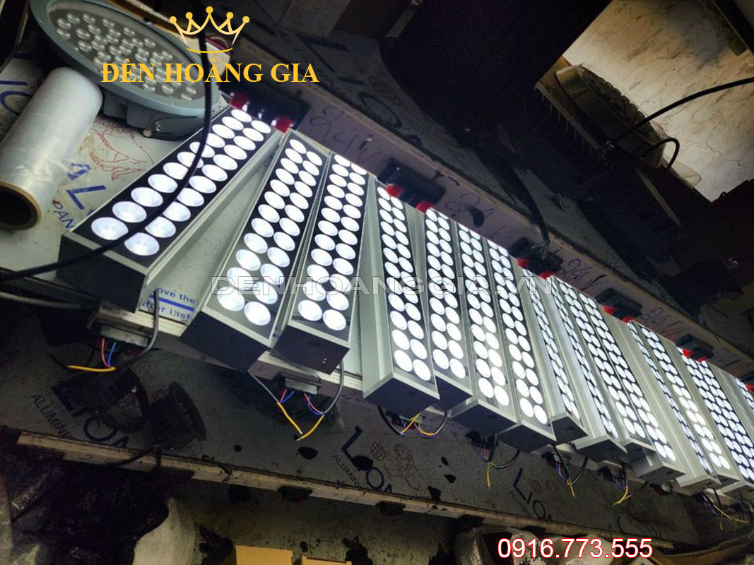 Kiểm tra ánh sáng của đèn led thanh hắt chiếu xa ngoài trời trước khi xuất xưởng Kiểm tra ánh sáng của đèn led thanh hắt chiếu xa ngoài trời trước khi xuất xưởng