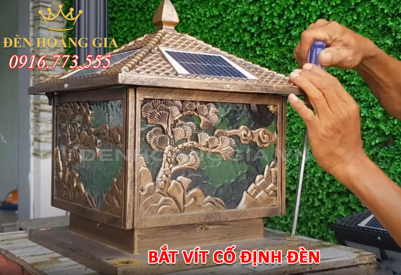 Bắt vít vào 4 góc để cố định đèn trụ cổng chắc chắn