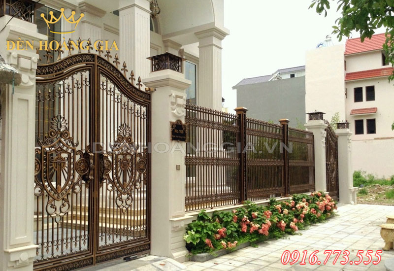 Công trình nhà cổ điển nên lắp đèn trụ cổng