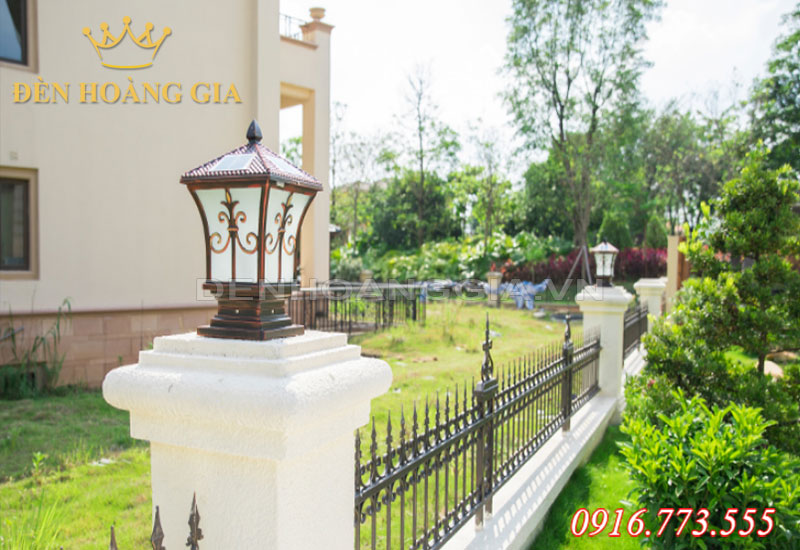 Lắp đèn trụ cổ điển NLMT cho tường rào