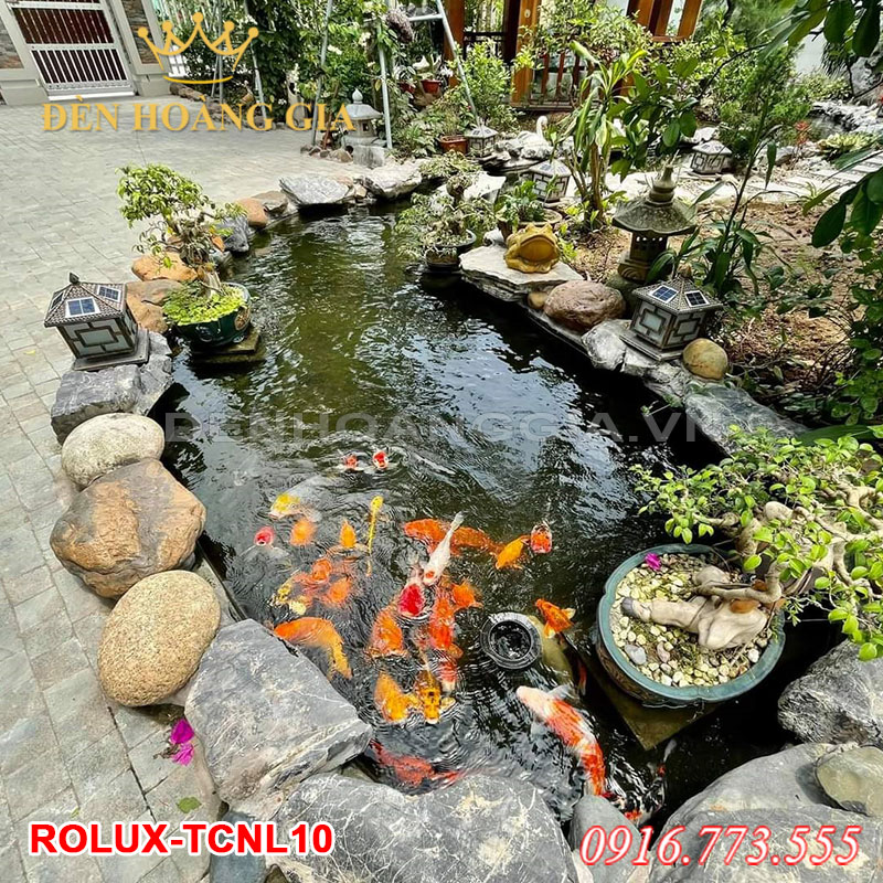 Trang trí tiểu cảnh hồ cá với đèn trụ cổng vuông