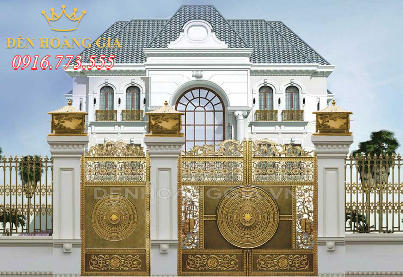 Công trình nhà cổ điển lắp đèn trụ cổng hình vuông cây tùng