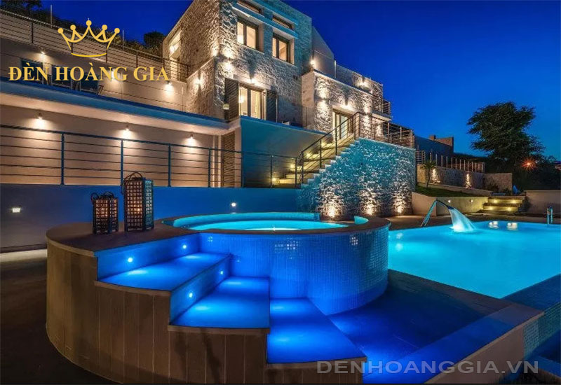 Ánh sáng xanh dương được sử dụng phổ biến cho hồ bơi
