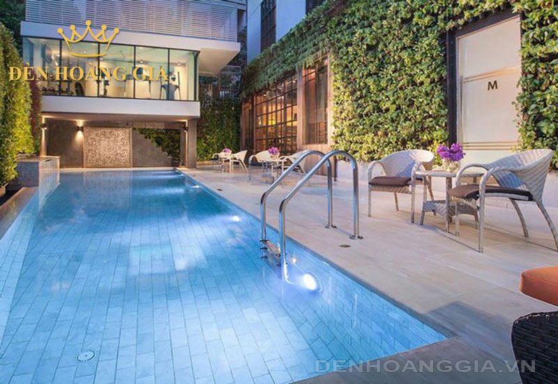 Hồ bơi lắp ánh sáng trắng giúp cải thiện tầm nhìn