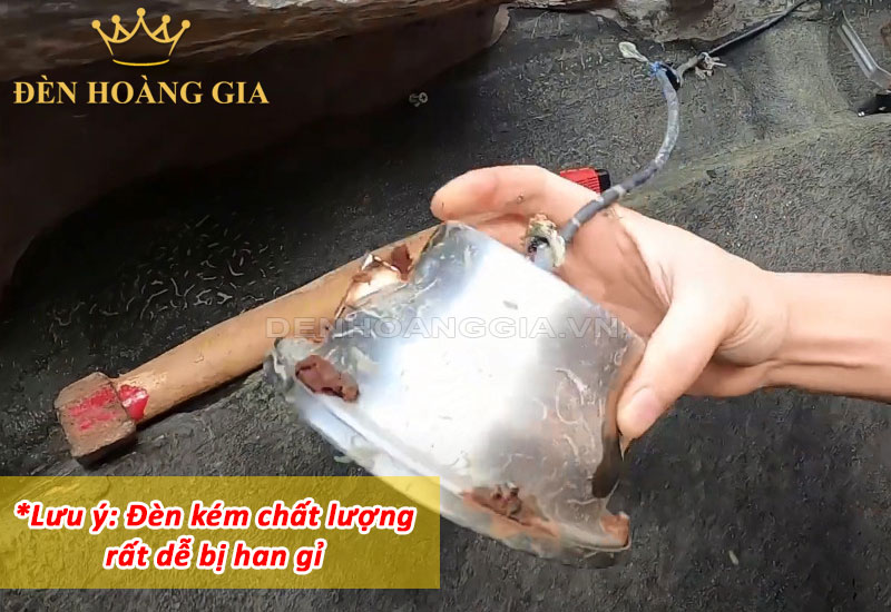 Lưu ý mua đèn led âm nước kém chất lượng rất dễ bị han gỉ