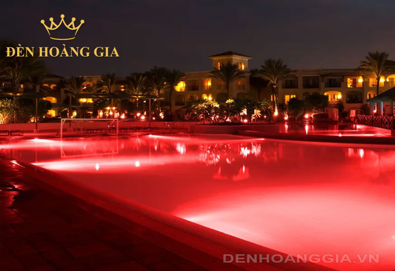 Sử dụng ánh sáng đỏ để chiếu sáng hồ bơi