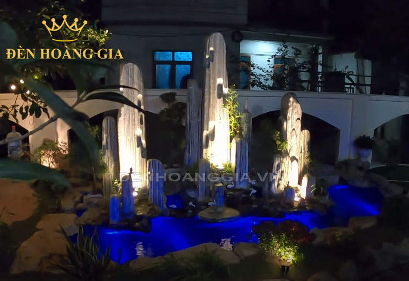 Hòn non bộ lắp đèn dưới nước xanh dương kết hợp với ánh sáng vàng tạo điểm nhấn