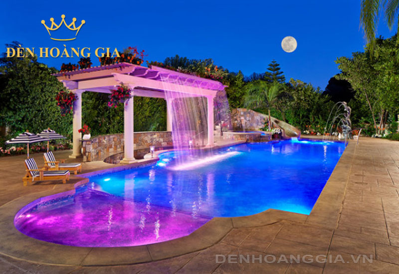Hồ bơi kết hợp ánh sáng xanh dương và ánh sáng tím