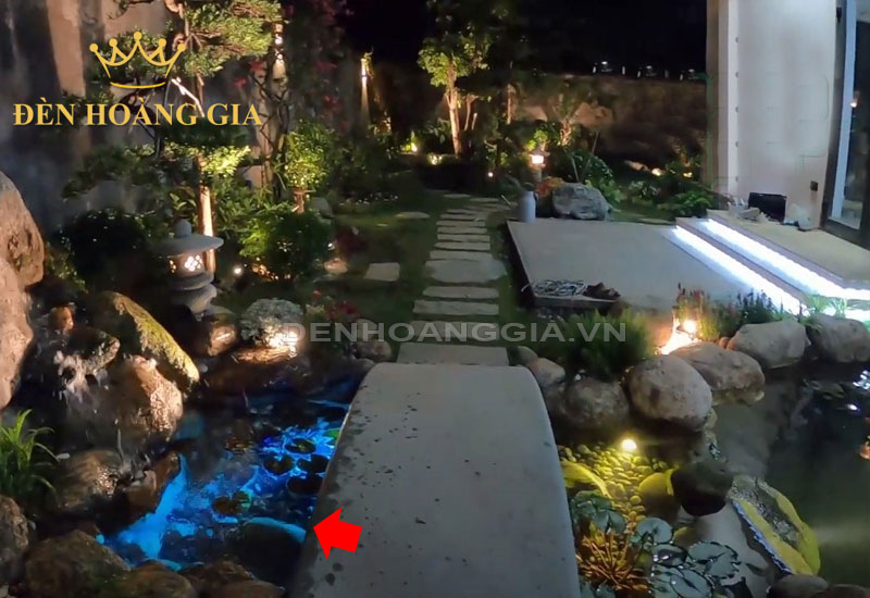 Lắp đèn led âm nước xanh dương để tạo điểm nhấn