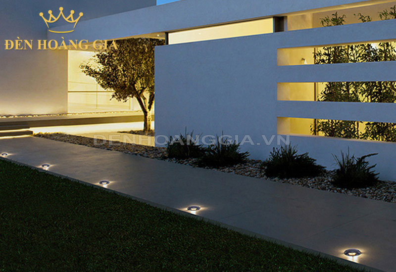  Lắp đèn led âm đất chiếu hắt ngang trang trí cho lối đi sân vườn