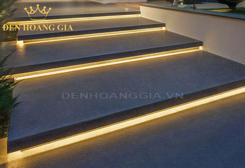 Bậc cầu thang ngoài trời được trang trí chiếu sáng bằng đèn led dây